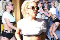 Lady Gaga khoe eo thon với áo siêu ngắn