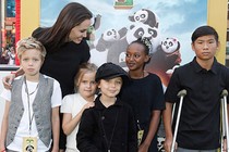 Khoảnh khắc thảm đỏ ngọt ngào nhất của gia đình Brangelina