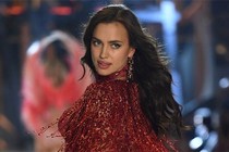 Siêu mẫu ôm bụng bầu vẫn sải bước tại Victoria’s Secret Show