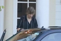 Taylor Swift xuất hiện phờ phạc sau 3 tháng mất tích