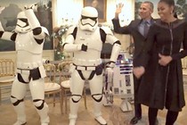 Ngạc nhiên Tổng thống Obama nhảy với...chiến binh Star Wars