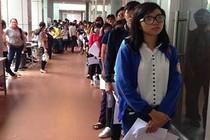 Chen chân nộp hồ sơ xét tuyển đại học 