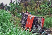 Tông người bán rau, xe Phương Trang "bay" xuống ruộng