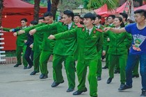 Nhảy “Bống bống bang bang” phiên bản nam sinh cảnh sát