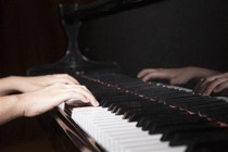 Chơi Piano ban đêm, người đàn ông gặp kết kỳ cục thế này