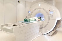 Bác sĩ nghịch điện thoại bỏ quên bệnh nhân trong máy chụp MRI