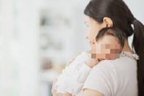 Mẹ bế con lên cầu sáng sớm làm điều ai cũng kinh hãi