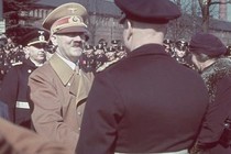 Những bức ảnh bị chôn vùi dưới đất về Adolf Hitler 