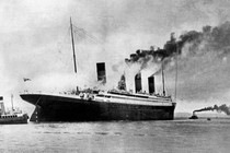 Tàu Titanic huyền thoại chìm vì “siêu trăng“?