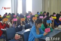 Chống trốn học, trường nghệ thuật phát bảng tên màu nổi bật