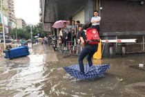 Muôn vàn cách “qua sông” bá đạo của thanh niên TQ