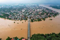 Nhìn từ trên cao, thành phố Yên Bái ngập trong biển nước