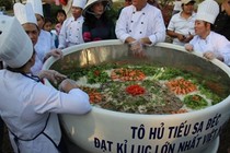 Lãng phí khủng khiếp vì tô hủ tiếu lớn kỷ  lục