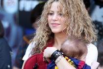 Shakira mang con trai thứ hai đến cổ vũ Gerard Pique