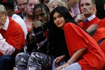 Kylie Jenner mang bầu 4 tháng với bạn trai mới Travis Scott