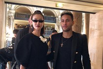 Maya chụp ảnh cùng cầu thủ Neymar tại show diễn Balmain