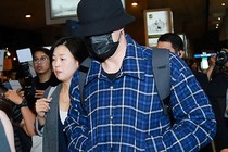 Ngôi sao “Giày thủy tinh” So Ji Sub đeo khẩu trang kín mít đến VN