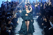 Bella Hadid gặp sự cố trang phục trên sàn diễn Paris Fashion Week