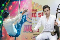 MC Nguyên Khang trổ tài múa cột, chơi đàn nhị trên sân khấu