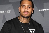 Chris Brown tổ chức hiếp dâm tập thể, phải bồi thường 400 tỷ?