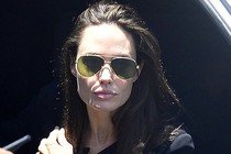 Angelina Jolie lộ vẻ kém sắc khi xuống phố một mình ở Los Angeles