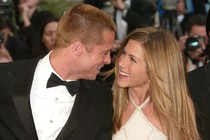 Brad Pitt bí mật đặt nhẫn để cầu hôn vợ cũ Jennifer Aniston?