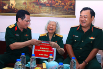 TP HCM: Đoàn công tác Bộ Quốc phòng dâng hương, tri ân gia đình chính sách 