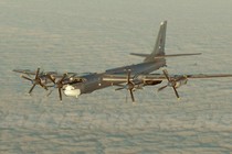 Máy bay ném bom Tu-95 Nga phóng hàng loạt tên lửa