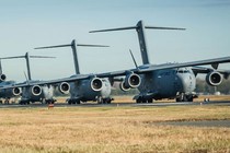 Ảnh QS ấn tượng tuần: C-17 diễn bài “voi đi bộ” hoành tráng