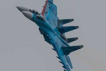 “Kẻ tấn công sườn” Su-27 thao diễn tuyệt đẹp trên không