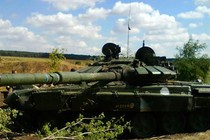 Xem xét xác xe tăng T-72 của quân ly khai Ukraine