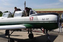 Ảnh QS ấn tượng tuần: phi công Mỹ tò mò Yak-52 Việt Nam