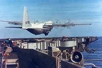 Ngoạn mục C-130 hạ cánh trên tàu sân bay Mỹ