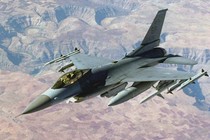 Ảnh nóng: F-16 Mỹ vứt sạch vũ khí chạy trốn Taliban