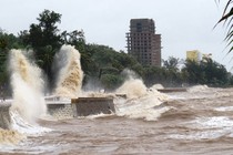 Bão số 7 giảm 3 cấp, còn cách Quảng Ninh-Hải Phòng 210km 