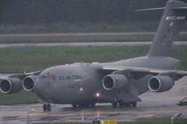 “Ngựa thồ” C-17 chở đoàn xe của Tổng thống Trump tới Đà Nẵng