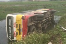 Tránh công nông, xe bus bay xuống ruộng, hành khách “tắm bùn“