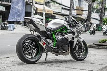 Video: “Ma tốc độ” Kawasaki Ninja H2 khiến “quỷ đỏ khóc” thế nào?