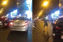 Video: Va chạm nhẹ, tài xế ô tô bất ngờ cầm gạch ném taxi