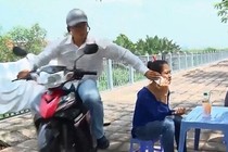 Video: Pha cướp điện thoại nhanh như chớp khiến nạn nhân ngơ ngác