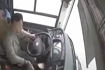 Video: Bị nhắc khi cho con tè trên xe, bà mẹ "tẩn" tài xế xe bus