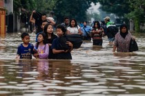 Video: Hơn 50 người thiệt mạng do lũ quét ở miền đông Indonesia