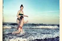 Hồ Ngọc Hà mặc bikini phơi nắng với Subeo trên biển