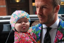 Dân mạng chế ảnh gia đình Beckham diện mốt “chăn con công“