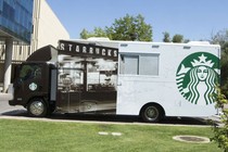 Starbucks điều xe tải bán cà phê trước cổng trường