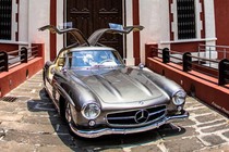 Siêu xe Mercedes 300SL đẹp hút hồn trên phố