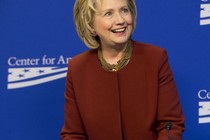 Những mẫu thời trang công du hàng hiệu của bà Hillary Clinton