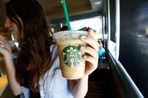 Ông lớn Starbucks bị kiện vì lừa dối khách