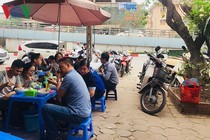 Hết Tết, hàng quán vẫn lấn chiếm vỉa hè, lòng đường ở Hà Nội