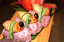 Rùng mình với món sushi đuông dừa kinh dị ở Malaysia